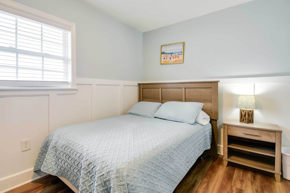 2 Mi to Barefoot Landing! 'bailey's Beach Cottage'