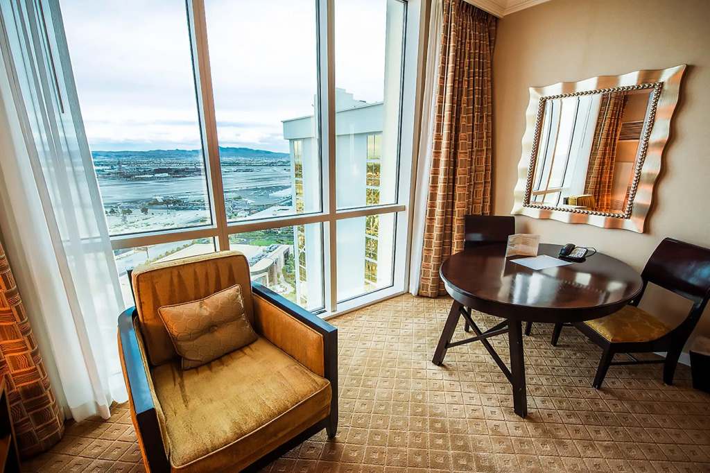Aaa 1 Bedroom Suite At The Signature Condo Hotel