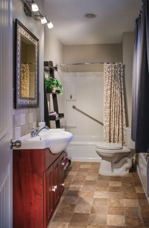 Moncton Suites - 267 Universite Ave