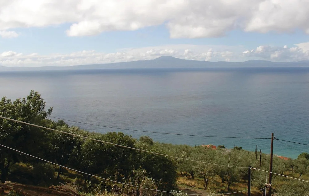 2 Bedroom Lovely Home In Kalamata
