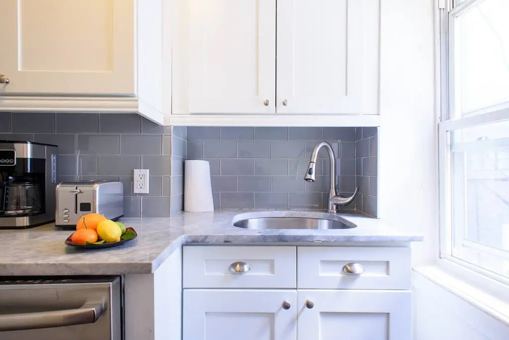 39-3 Newly Renovated 3 BR Prime Midtown Sleeps 6