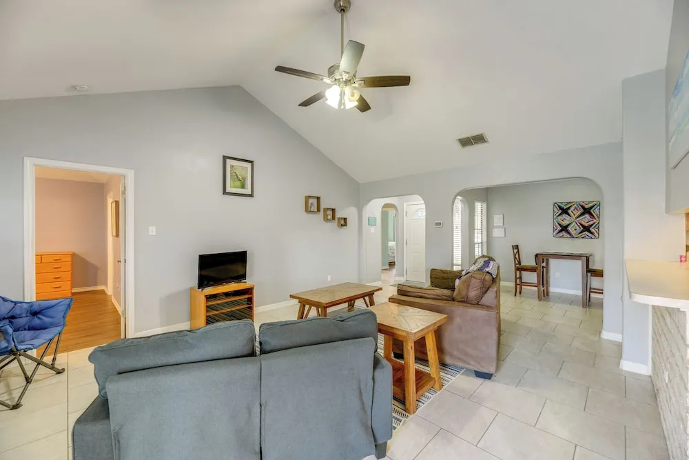Pet-friendly Corpus Christi Home: 12 Mi to Beach!
