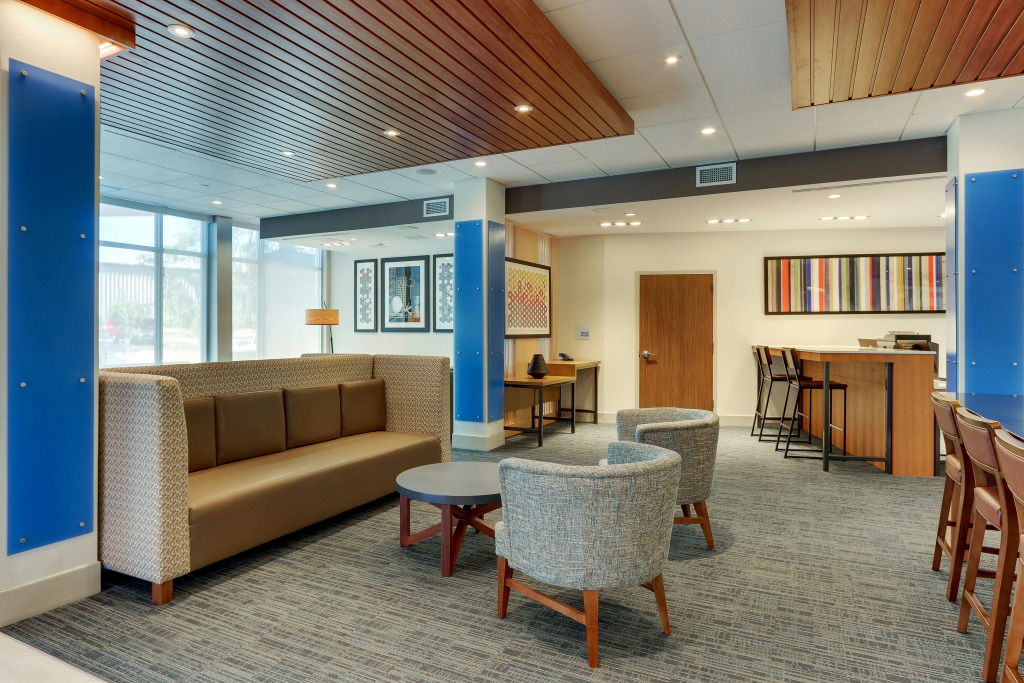 Holiday Inn Express & Suites - Roanoke - Civic Center