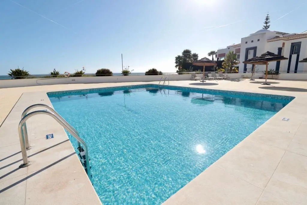 Olhos De Água 1BR with Pool, AC and Free Parking
