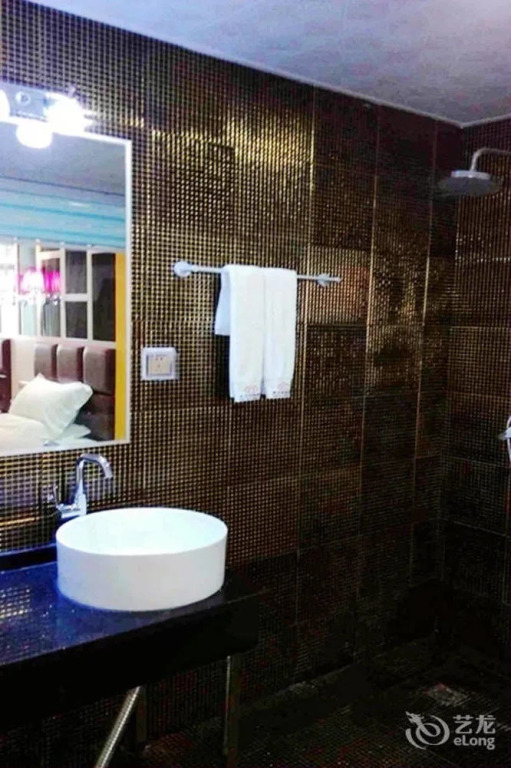 Tiantian Fashion Hotel (Luoyang Longmen High-speed Railway Station)