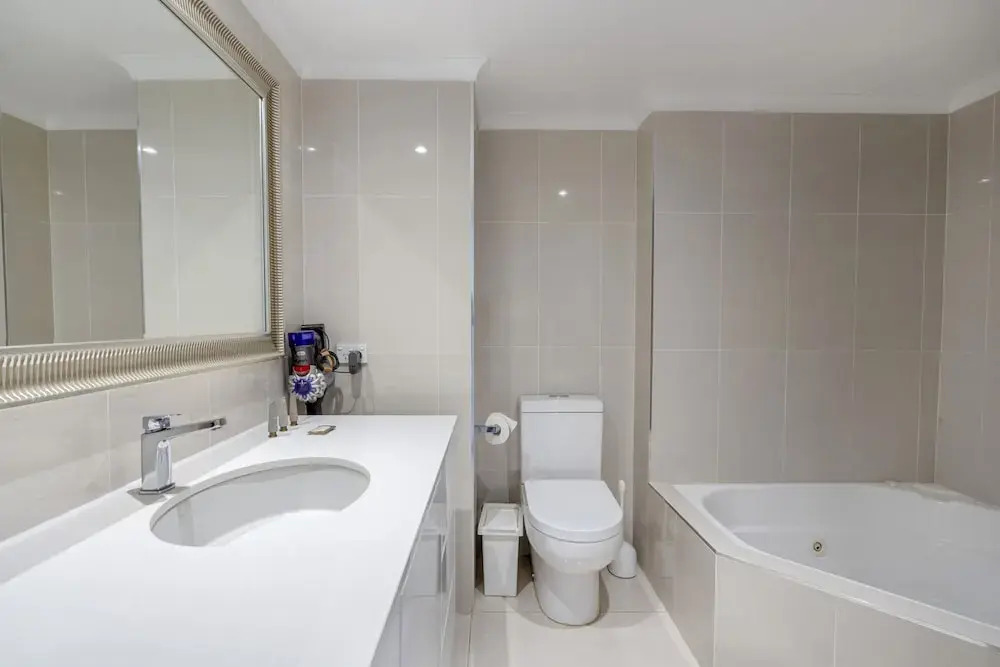 Spacious 2-bed Apartment Near Dining & Attractions