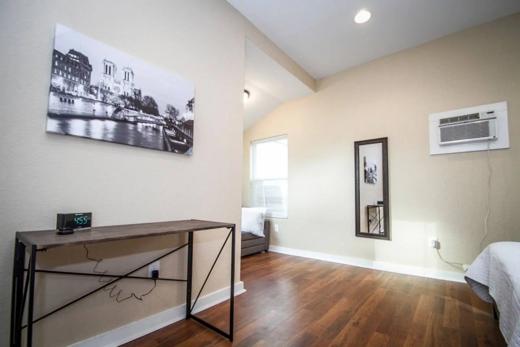 Douglas Way Remodeled House Near Downtown 1BA/1BA