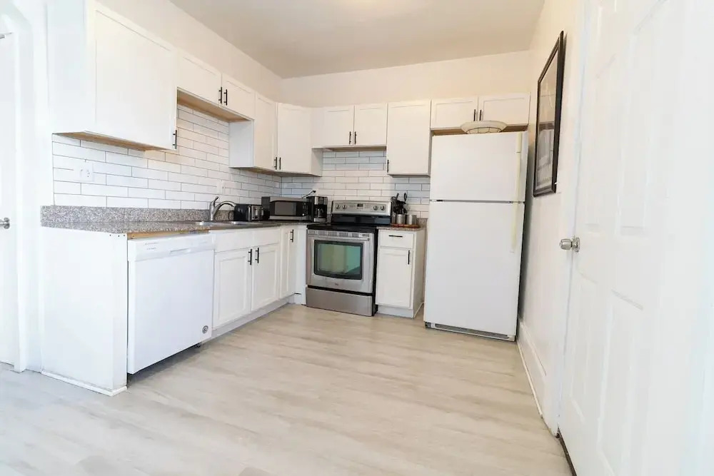 Spacious 4BR Family Home in Detroit Wifi & Parking