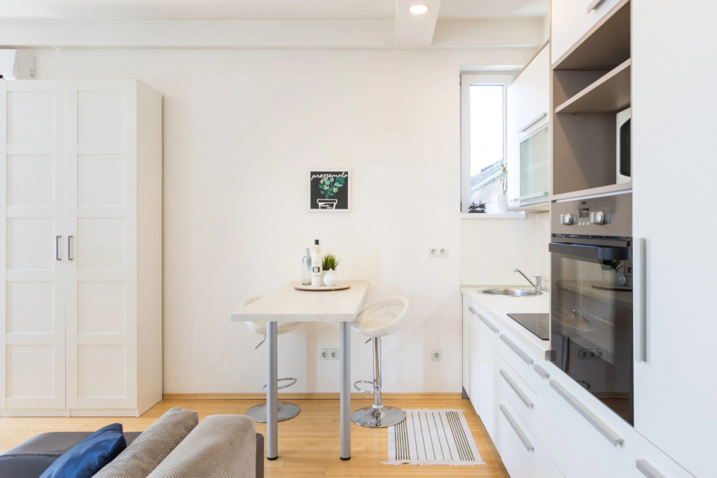 150sqm Main Square Apt!-4 Units-Great for Groups!