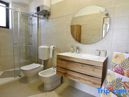 Upscale Fully Equipped Apartment