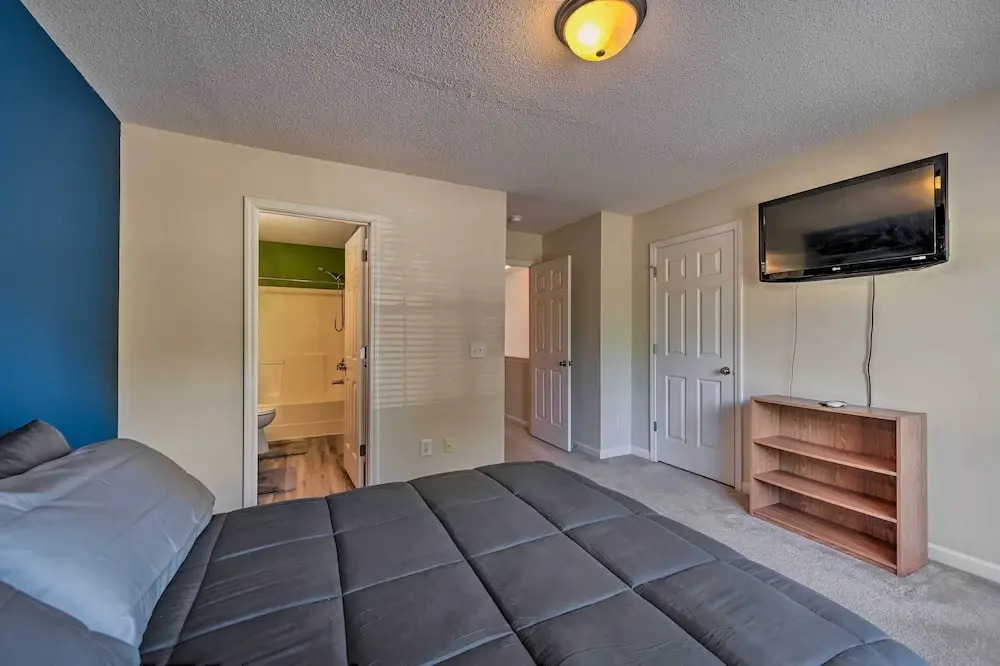 Cozy Greensboro Townhome ~ 7 Mi to UNC Campus