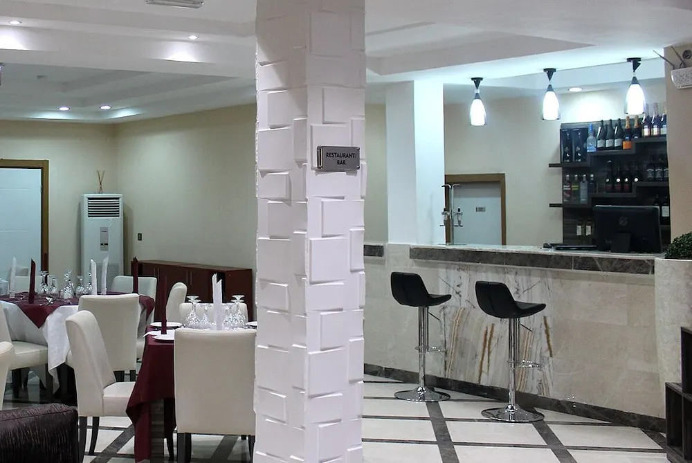 Ellyxville Hotel
