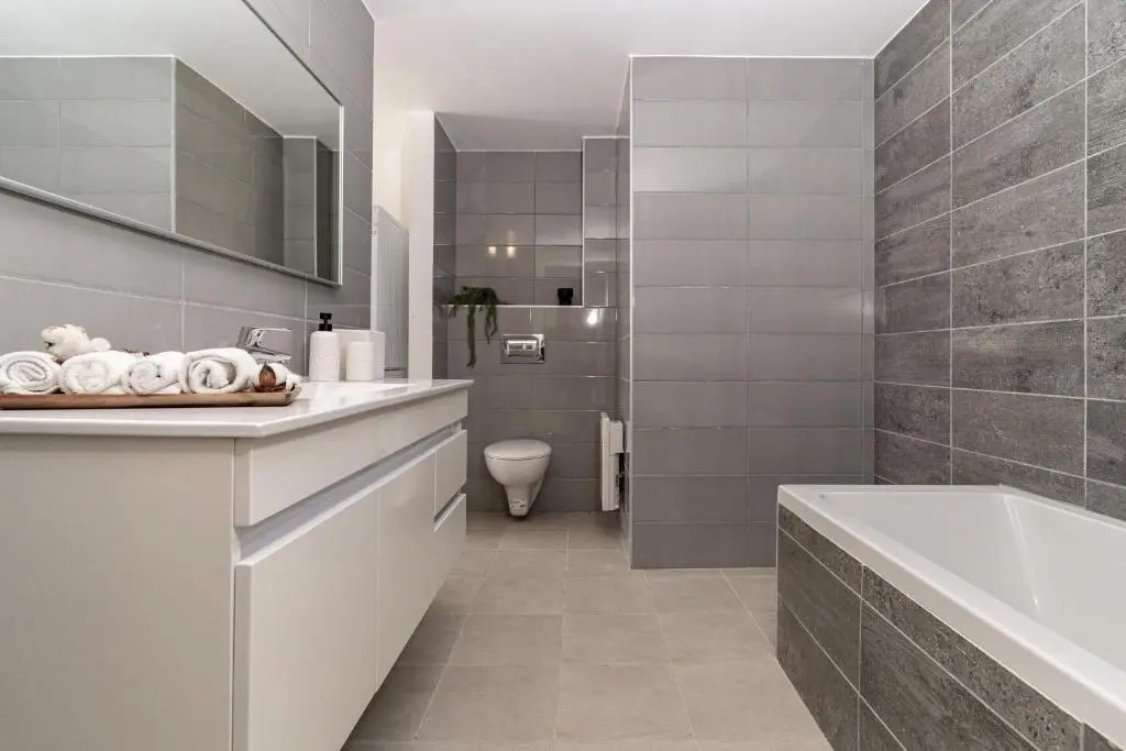 Deluxe 3 Bedrooms Flat in Residential Area