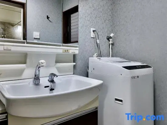 "Jialin"  2-12 people, 4 bedrooms, 2 showers, 1 living room, 1 kitchen, 1 parking space