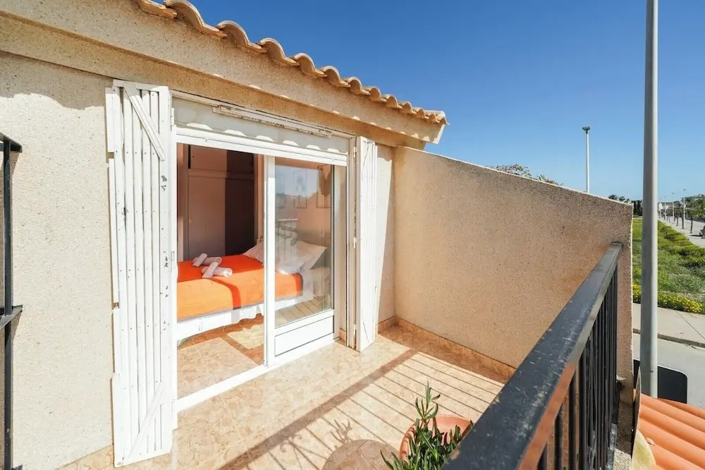 4-Bed Villa Sleeps 8 Pets Ok & 10 min to Beach
