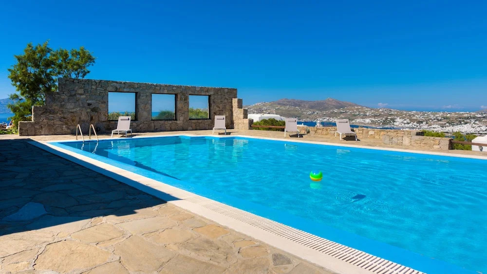 Carmelita Villa with Pool by Stylish Stays