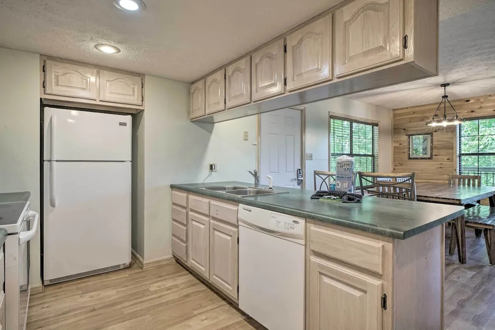 Hot Tub & Private Deck: Rustic Pigeon Forge Cabin