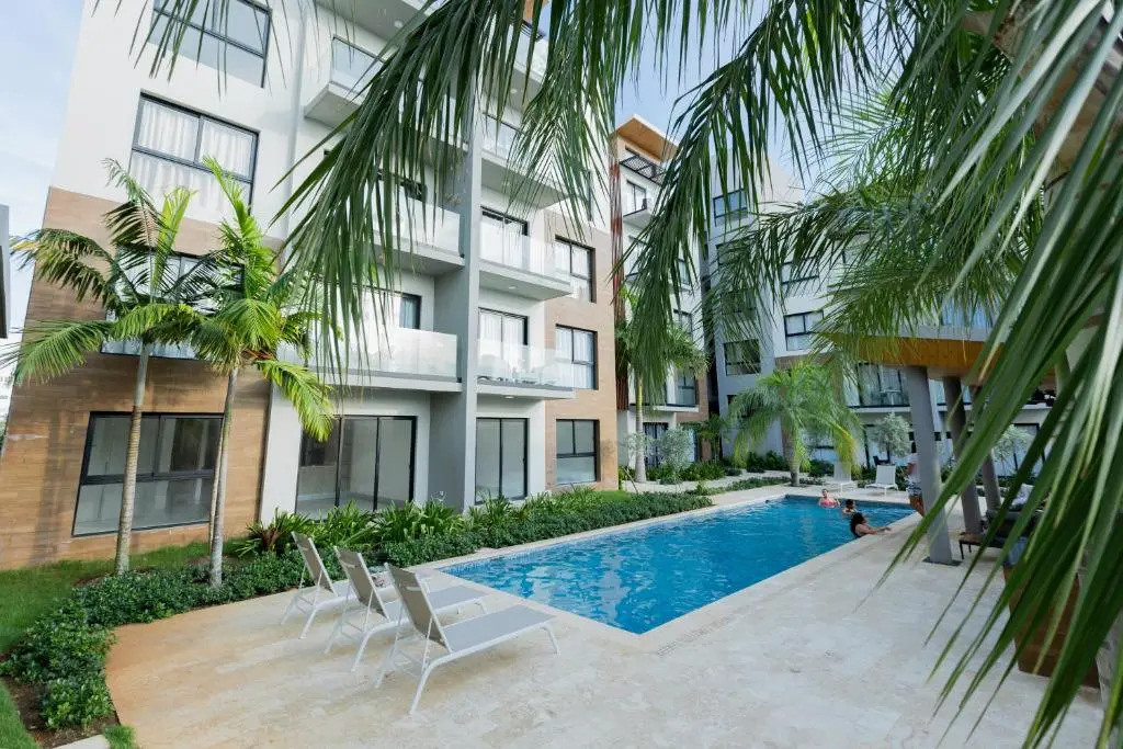 1 Bedroom Apt with Pool, 5 Minutes From Beach
