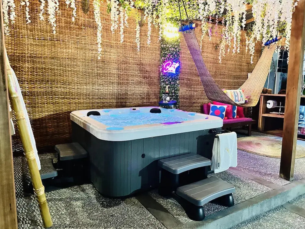 Luxury Escape w Infinity Pool & Hot Tub Bar