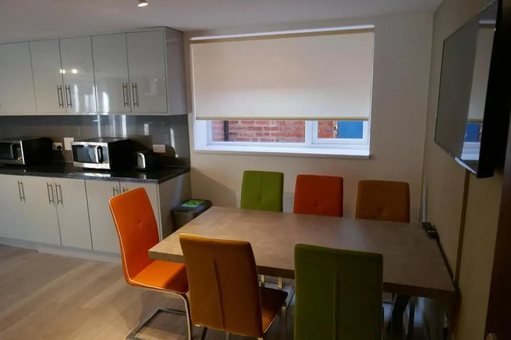Immaculate 12-bed House Good Amenities in Wigan