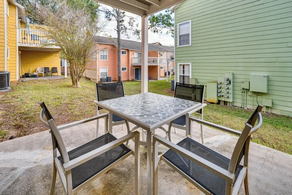 7 Mi to Disney: Condo w/ Pool & Hot Tub Access!