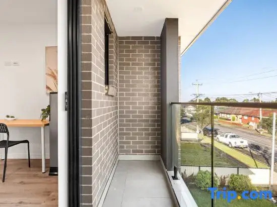 Tranquil Rooms   Quick Walk to Bus & Local Amenities