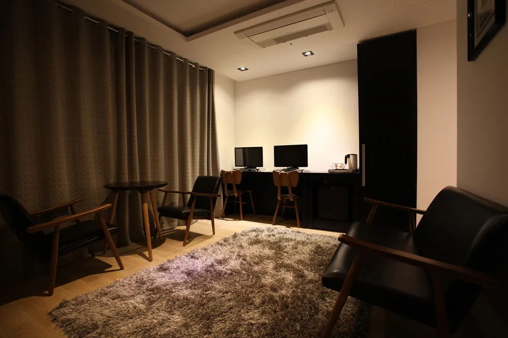 R Lee Suite Ganseok