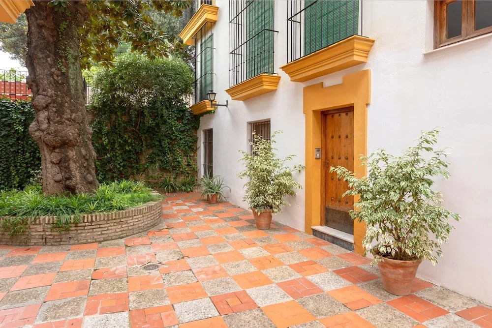 Bright Apartment in Seville Plaza Santa Cruz