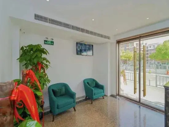 Light Living Light Luxury Boutique Hotel (Baoshan Campus, Shanghai University)