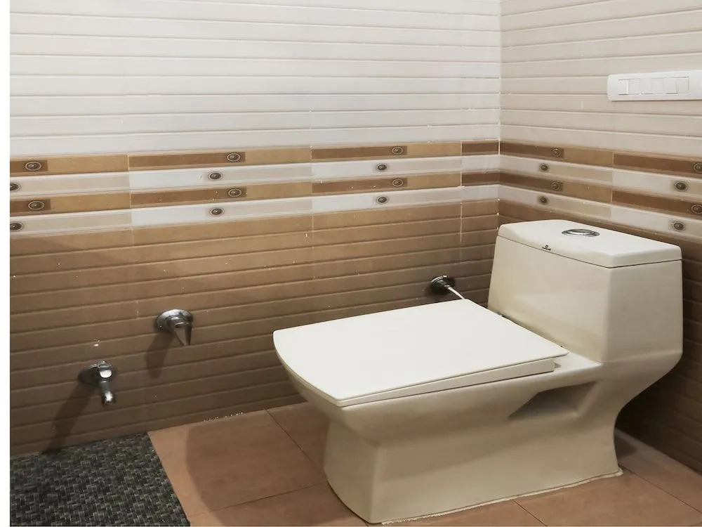 Capital O 38771 Hotel J7 International