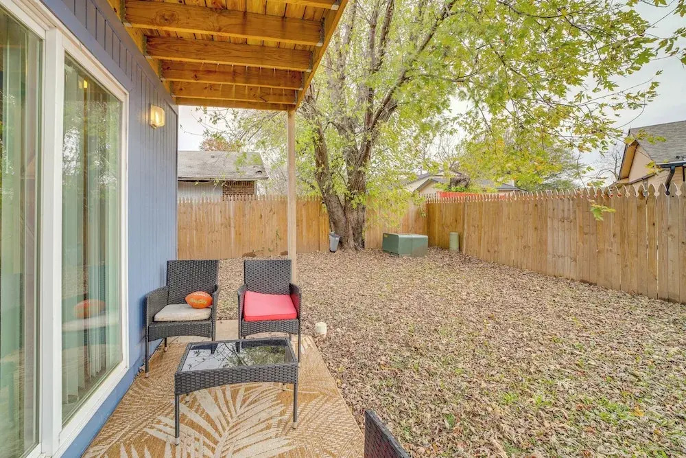 Pet-friendly Retreat w/ Yard, 12 Mi to Dtwn Tulsa