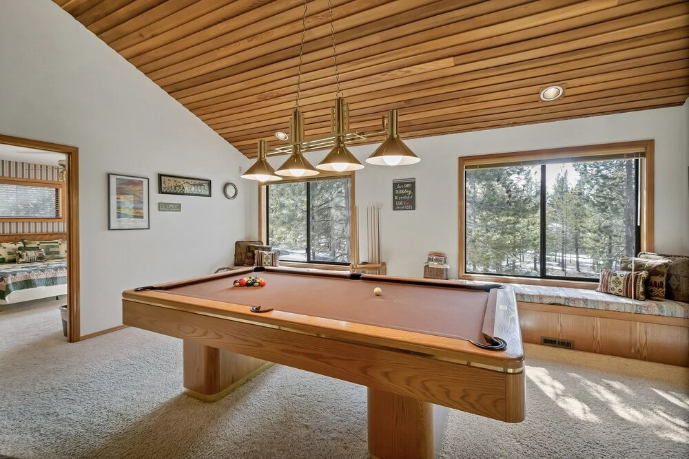 8 Crag Home with Private Indoor Hot Tub, Bike is Provided for Outdoor Activities by RedAwning