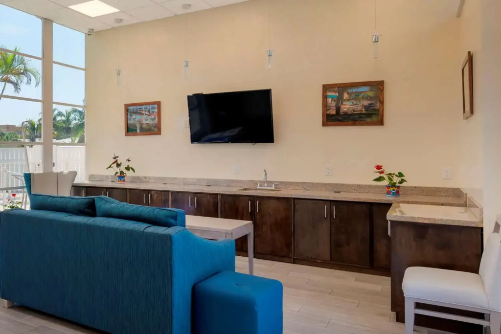 Downtown Hollywood Gardens Inn & Suites