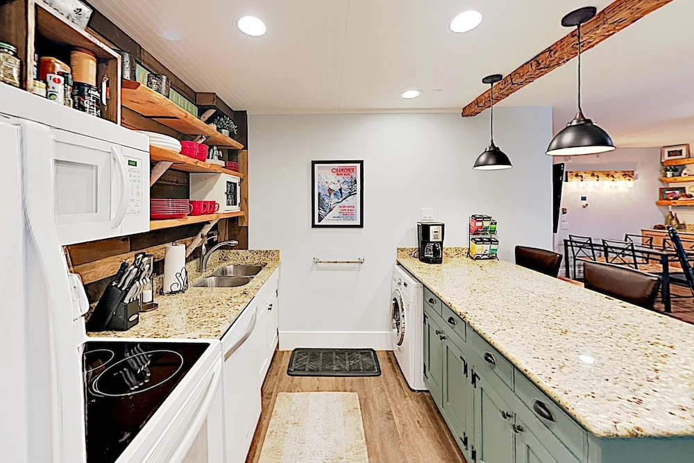 Luxe W/ Pool & Hot Tub - Steps To Lifts! 2 Bedroom Condo