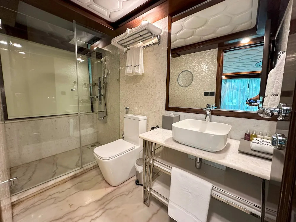 Overnight Super Yacht - Orchid
