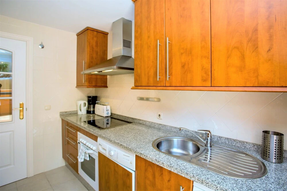 Delightful 2 Bed Apartment with sea views PW10