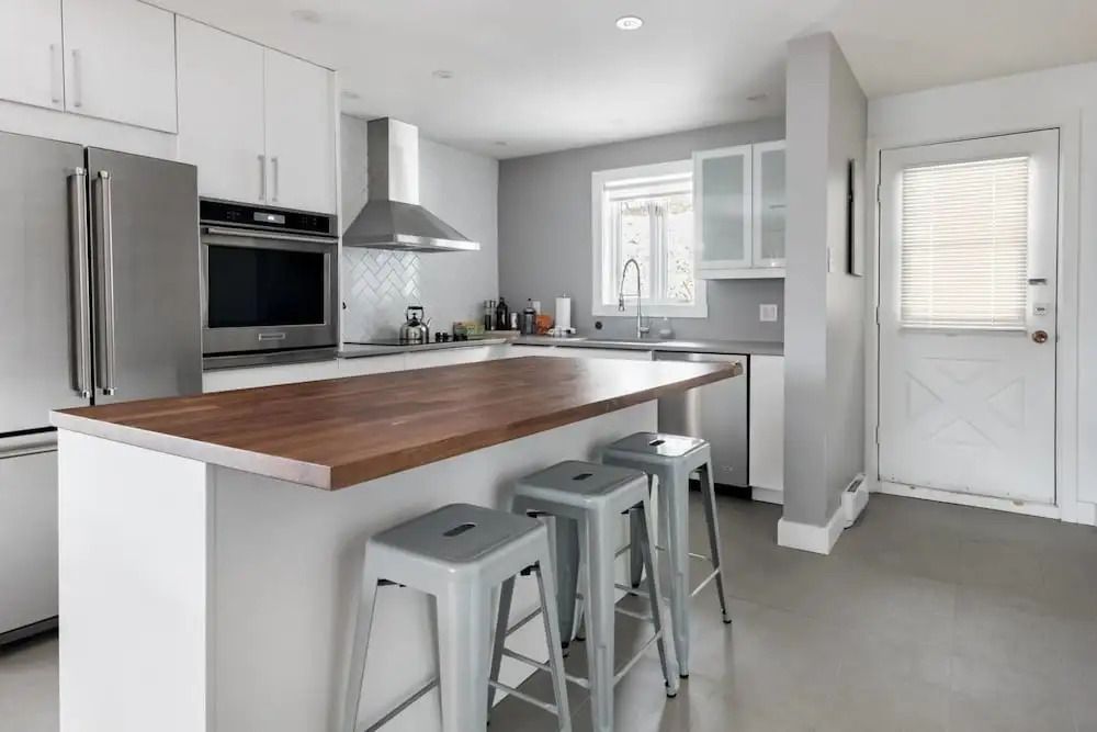 Commodious Condominium in Tranquil Lakeside Setting