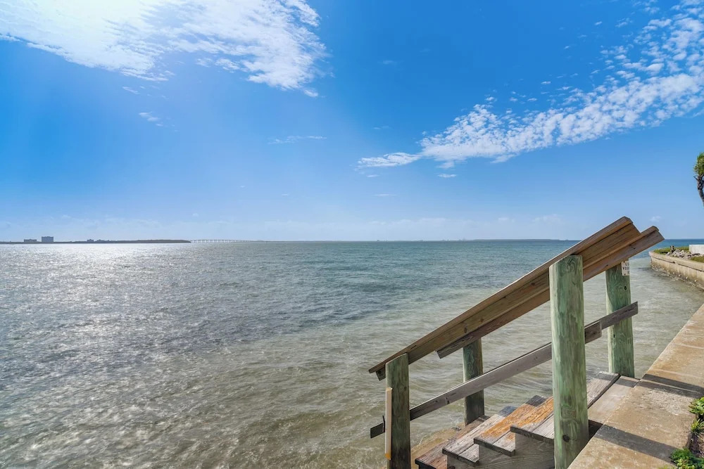 2 Mi to Beach! Bay-view Snowbird Haven in St Pete