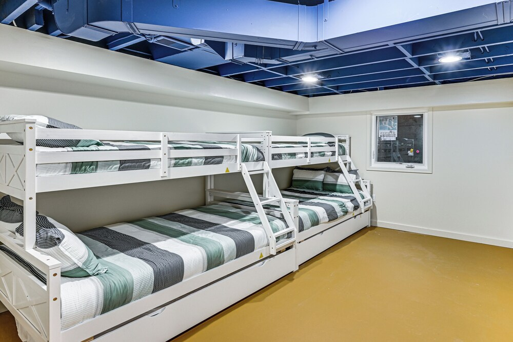 Wake Up the Echoes! Notre Dame Game Day Base