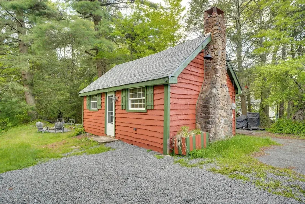 Pocono Couple's Getaway! Cute Cabin on 8 Acres