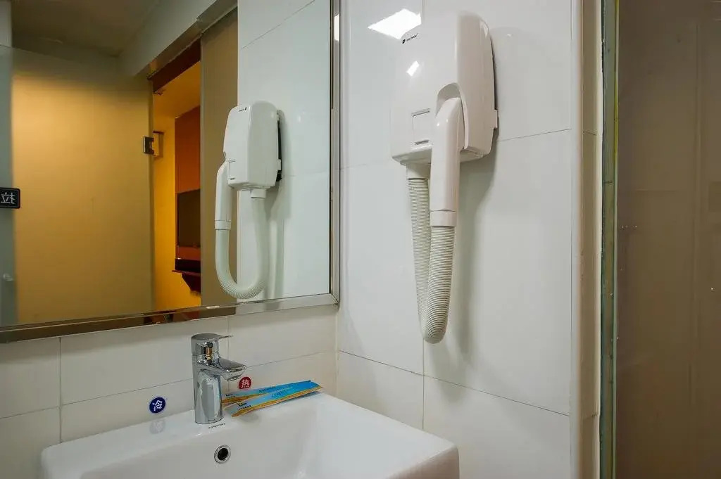 Home Inn Plus (Xiaobailou Metro Station, Nanjing Road, Fifth Avenue, Tianjin)