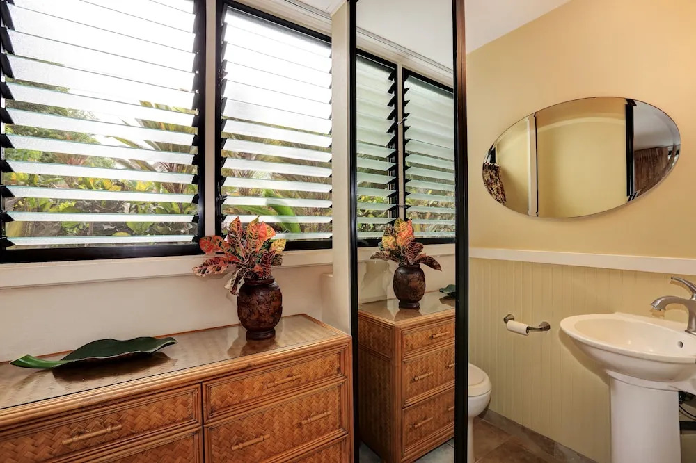 Pikake #a6 2 Bedroom Condo by RedAwning