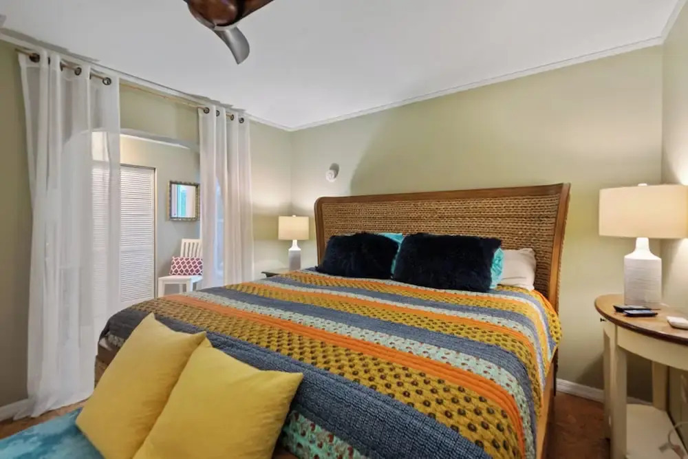 Siesta Key Oasis w/ Outdoor Pool + Screened Lanai!