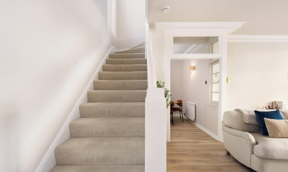 10 Mins Walk to Harrods Belgravia Mews House