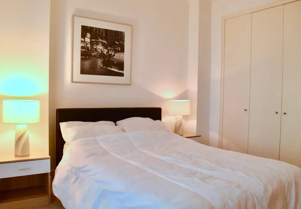 2 Bedroom Apartment With Stunning Views of Canary Wharf