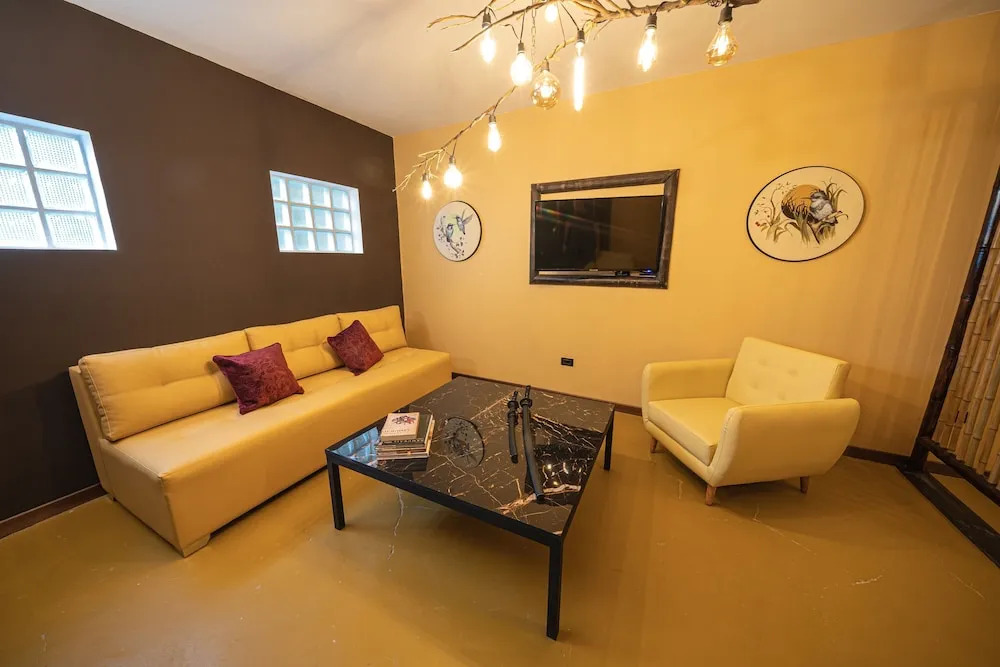 Beautiful Cozy 1 BedR in Astorga Gardens