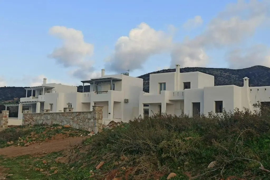 Family-size House in the fields of Naxos 2BR Queen, 2TV, 2WC