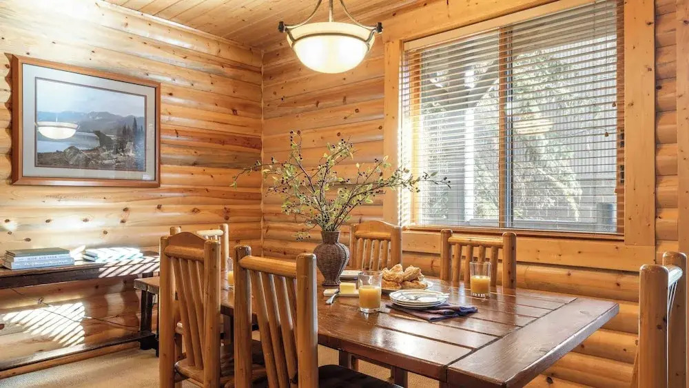 Mountain Charm, Stone Fireplace, Chef's Kitchen, & Balcony Cedar Ridge by Avantstay