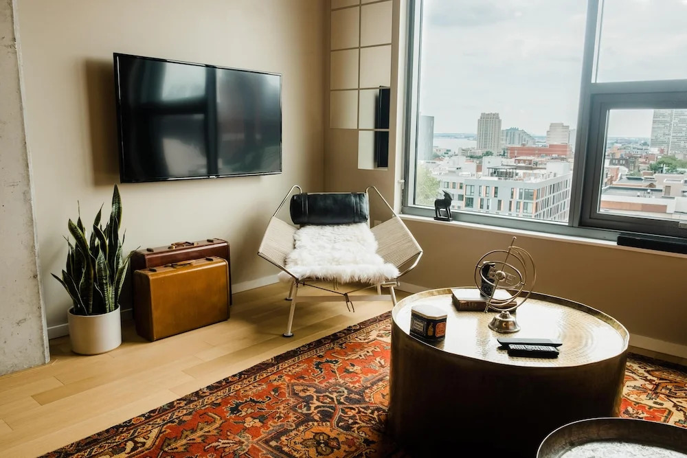 Modern & Uniquely Designed Suite in Old City
