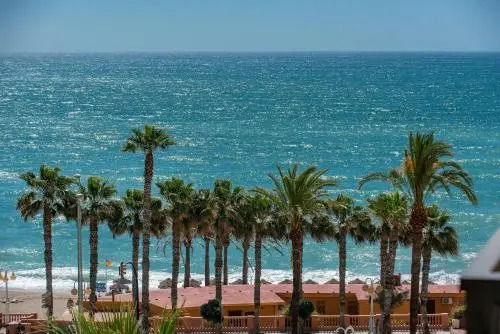 Apartamento con terraza y piscina junto a la playa